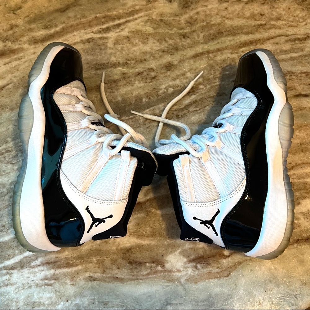 Air Jordan 11 Retro (GS) White/Black-Concord - Picture 7 of 12